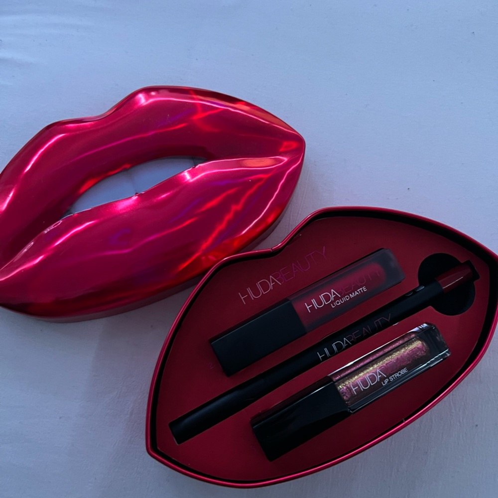 Huda Lip Kit - Picture 2 of 3